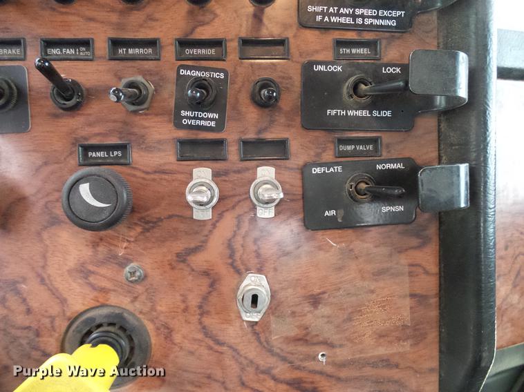 image for item DD5987 2000 Peterbilt 379 semi truck