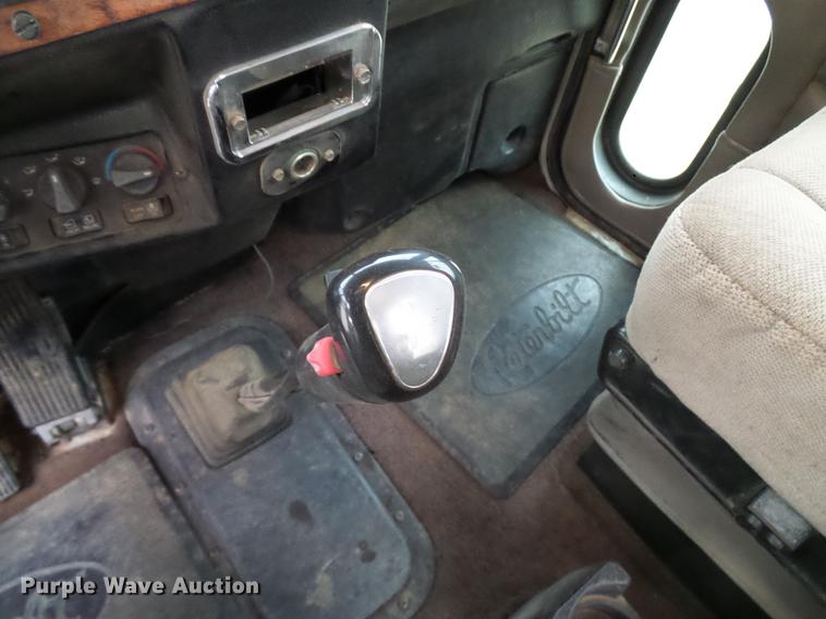 image for item DD5987 2000 Peterbilt 379 semi truck