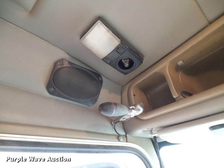 image for item DD5987 2000 Peterbilt 379 semi truck