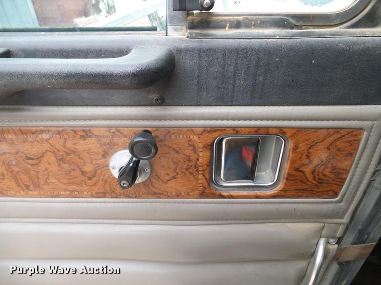 image for item DD5987 2000 Peterbilt 379 semi truck