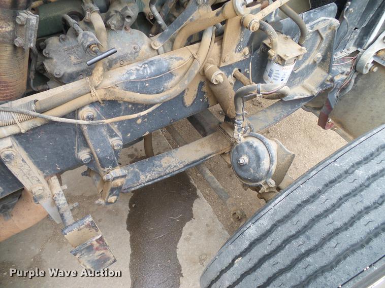 image for item DD5987 2000 Peterbilt 379 semi truck