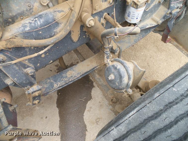 image for item DD5987 2000 Peterbilt 379 semi truck