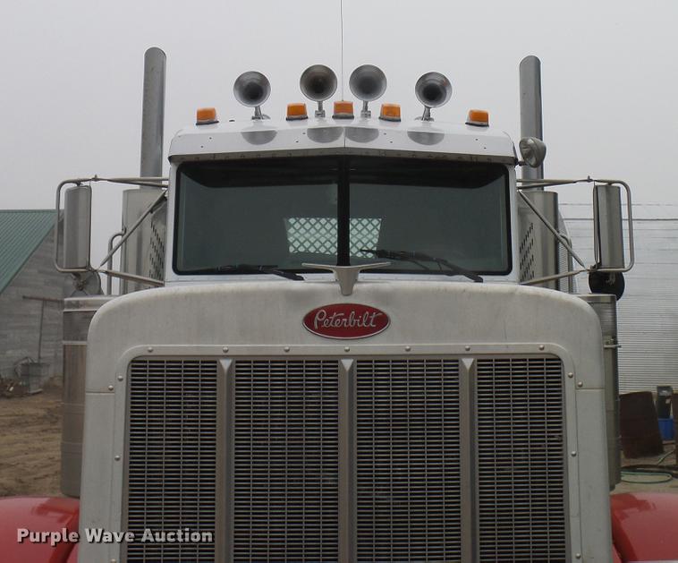 image for item DD5987 2000 Peterbilt 379 semi truck