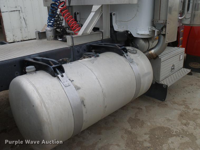 image for item DD5987 2000 Peterbilt 379 semi truck