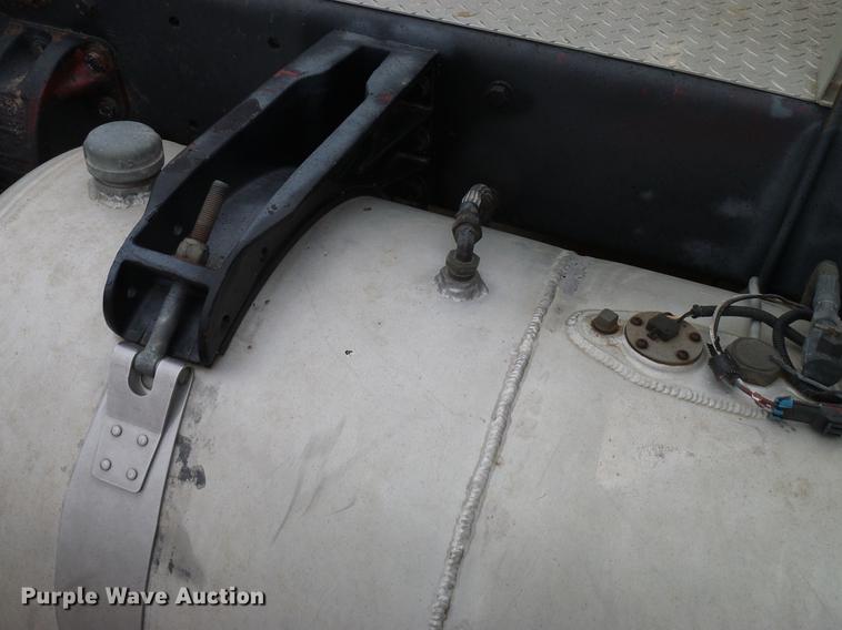 image for item DD5987 2000 Peterbilt 379 semi truck