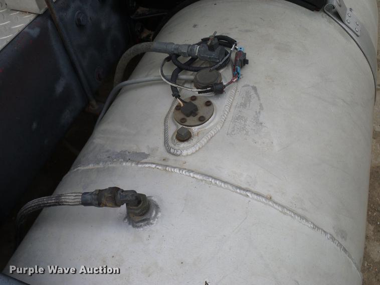 image for item DD5987 2000 Peterbilt 379 semi truck