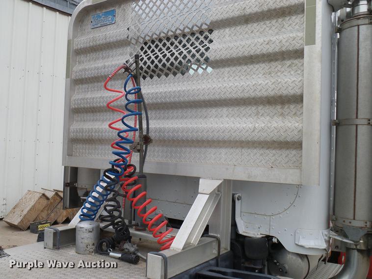 image for item DD5987 2000 Peterbilt 379 semi truck