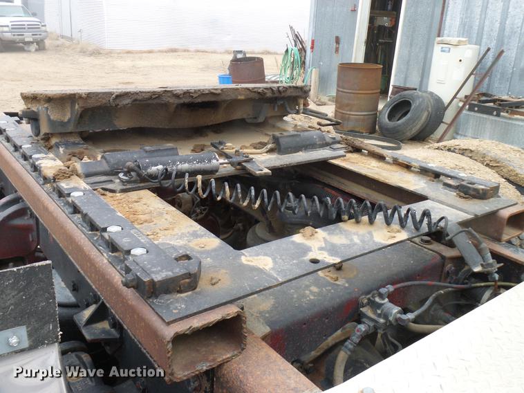 image for item DD5987 2000 Peterbilt 379 semi truck