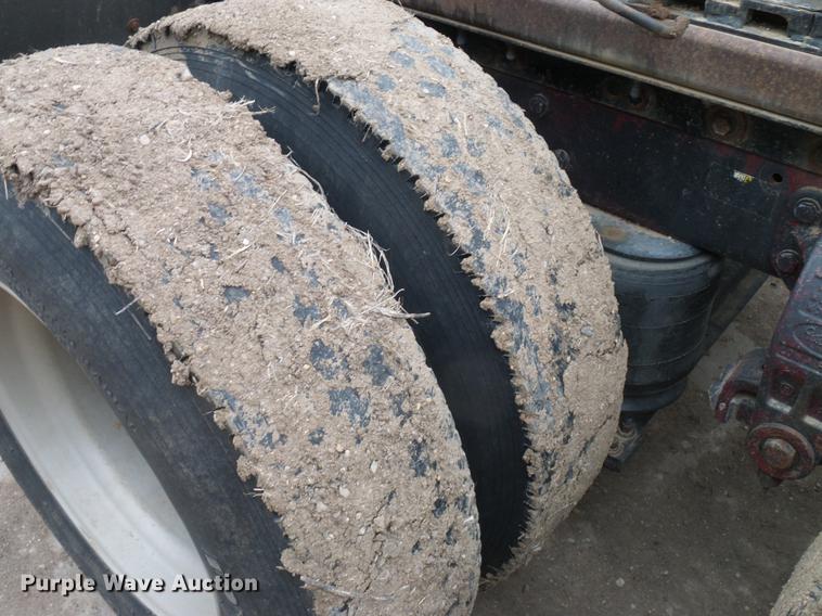 image for item DD5987 2000 Peterbilt 379 semi truck