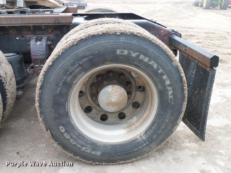 image for item DD5987 2000 Peterbilt 379 semi truck