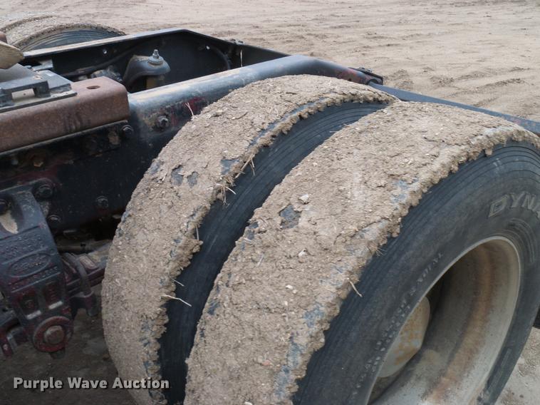 image for item DD5987 2000 Peterbilt 379 semi truck