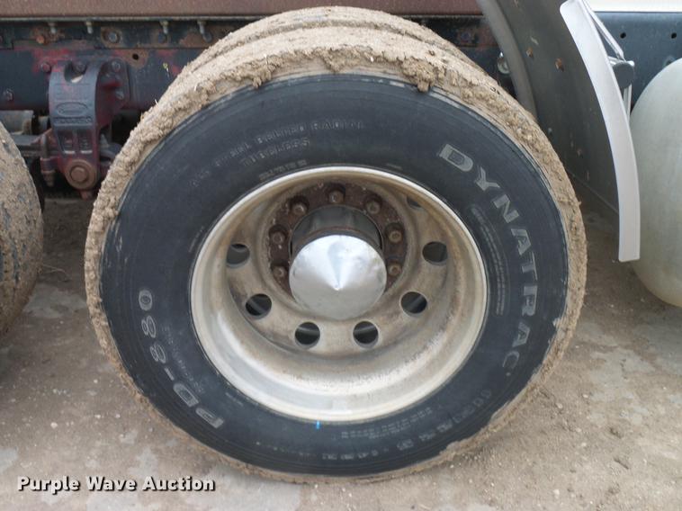 image for item DD5987 2000 Peterbilt 379 semi truck