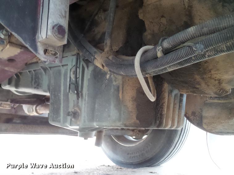 image for item DD5987 2000 Peterbilt 379 semi truck