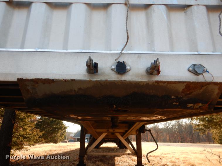 image for item DF2128 2004 Reitnouer 48A2 flatbed trailer