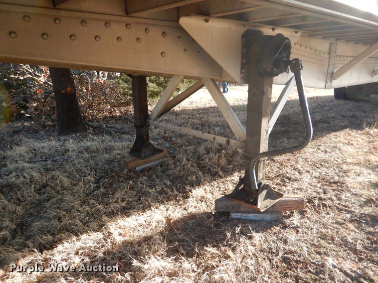 image for item DF2128 2004 Reitnouer 48A2 flatbed trailer