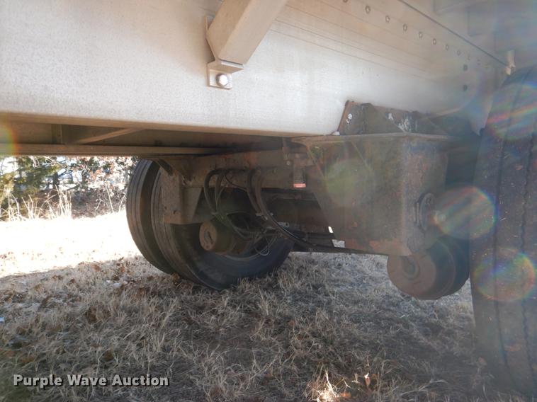 image for item DF2128 2004 Reitnouer 48A2 flatbed trailer