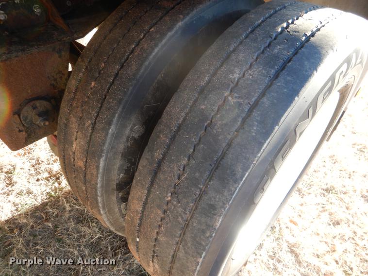 image for item DF2128 2004 Reitnouer 48A2 flatbed trailer