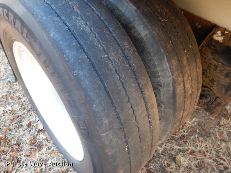 image for item DF2128 2004 Reitnouer 48A2 flatbed trailer