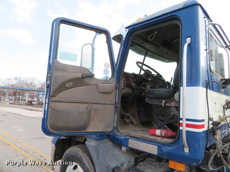 image for item DG3848 2006 Mack CXN613 semi truck