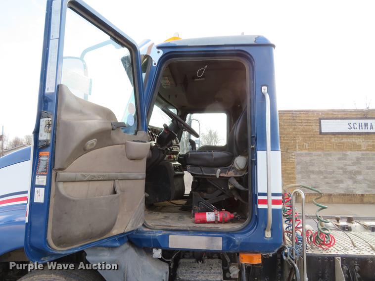 image for item DG3848 2006 Mack CXN613 semi truck