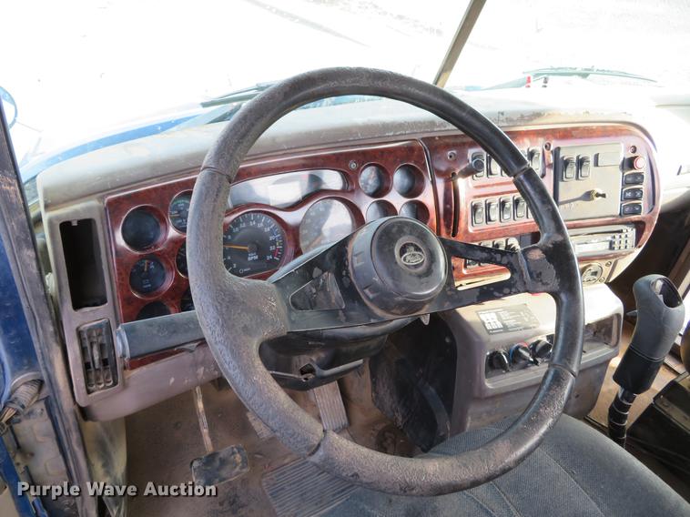 image for item DG3848 2006 Mack CXN613 semi truck