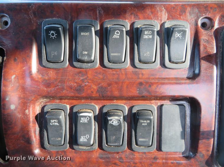 image for item DG3848 2006 Mack CXN613 semi truck