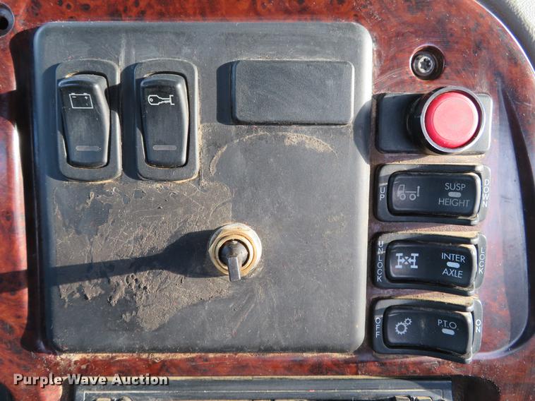 image for item DG3848 2006 Mack CXN613 semi truck