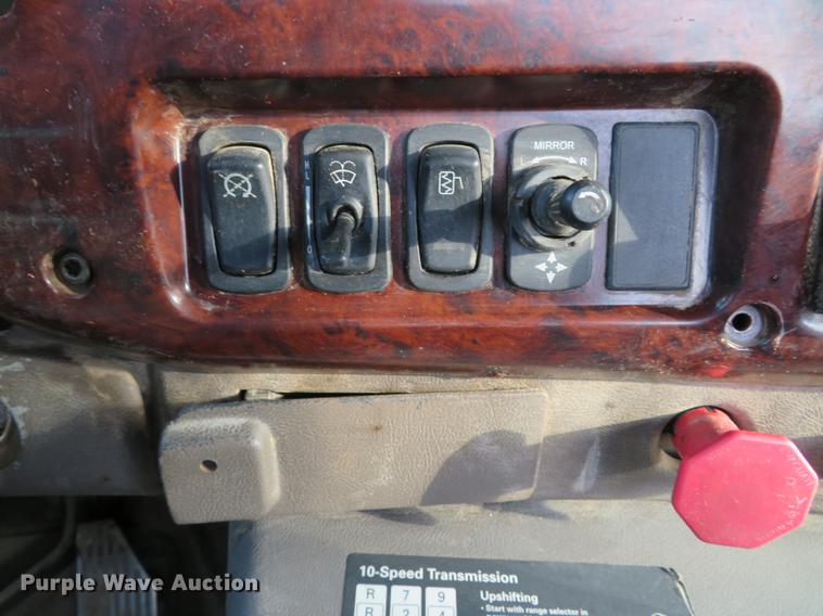 image for item DG3848 2006 Mack CXN613 semi truck