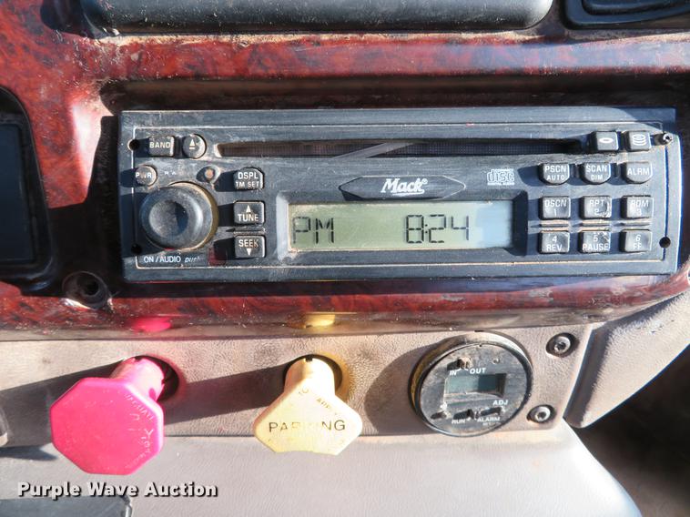 image for item DG3848 2006 Mack CXN613 semi truck