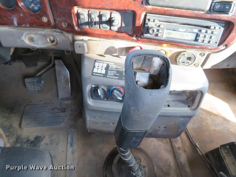 image for item DG3848 2006 Mack CXN613 semi truck