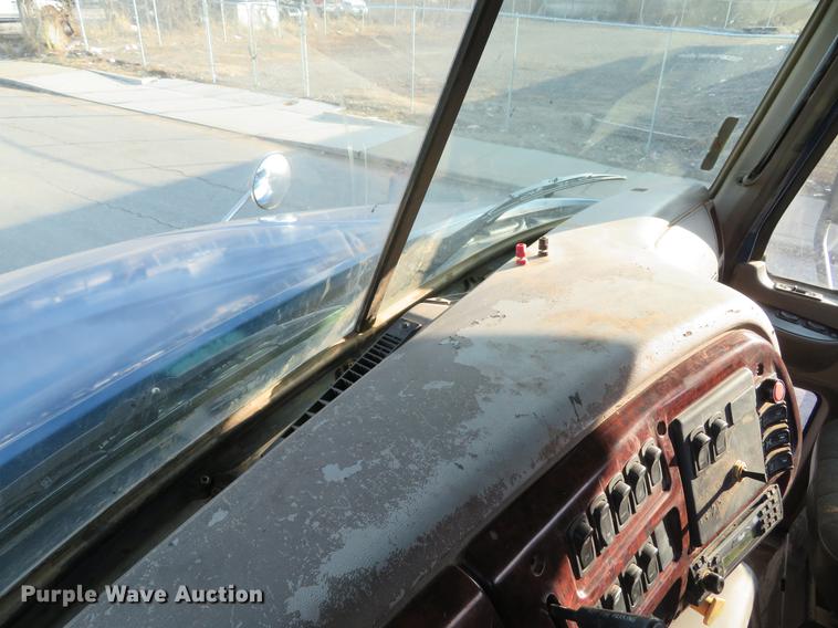 image for item DG3848 2006 Mack CXN613 semi truck