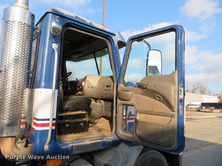 image for item DG3848 2006 Mack CXN613 semi truck