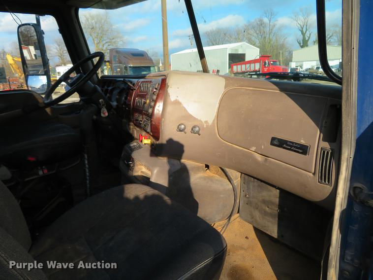 image for item DG3848 2006 Mack CXN613 semi truck