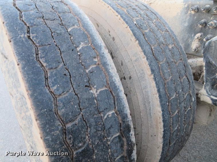 image for item DG3848 2006 Mack CXN613 semi truck