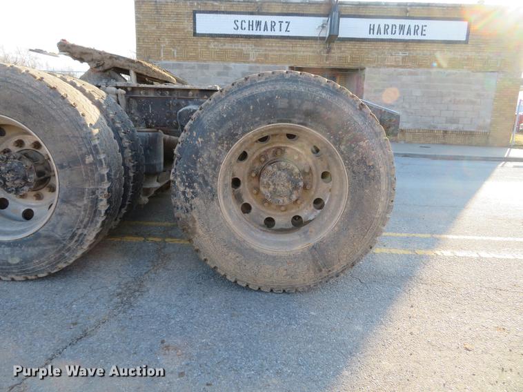 image for item DG3848 2006 Mack CXN613 semi truck