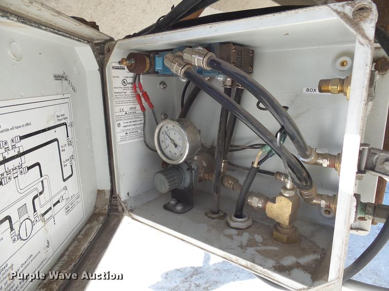 image for item DX9165 1993 Wilson DWH-200 double hopper bottom grain trailer