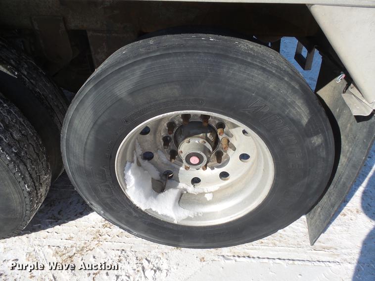 image for item DX9165 1993 Wilson DWH-200 double hopper bottom grain trailer