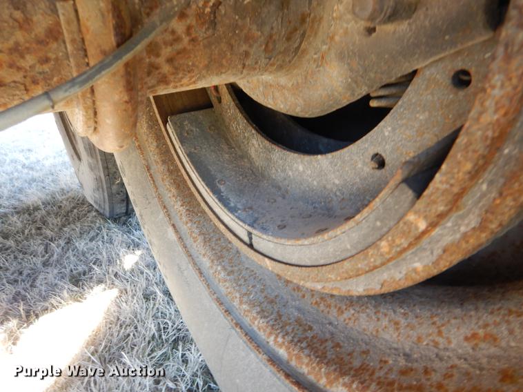 image for item FH9004 2000 Wilson Pace Setter double hopper bottom grain trailer