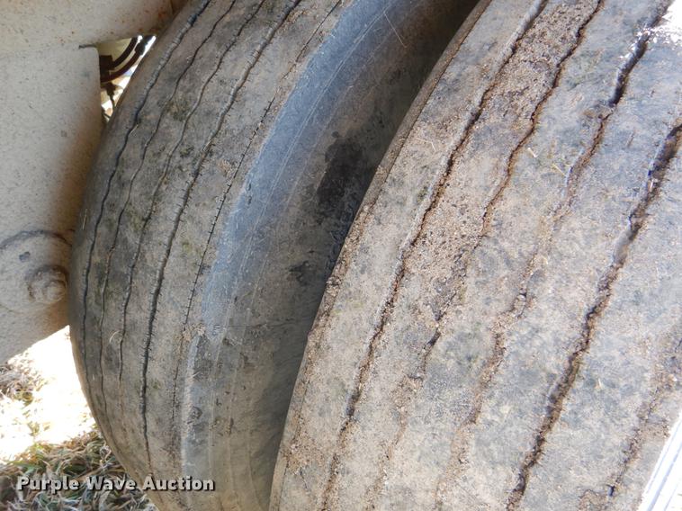 image for item FH9004 2000 Wilson Pace Setter double hopper bottom grain trailer