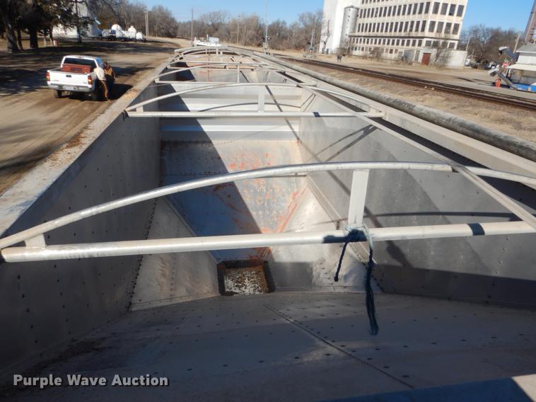 image for item FH9004 2000 Wilson Pace Setter double hopper bottom grain trailer