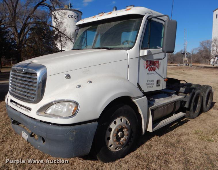 image for item FH9005 2003 Freightliner Columbia semi truck