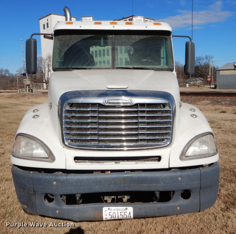 image for item FH9005 2003 Freightliner Columbia semi truck