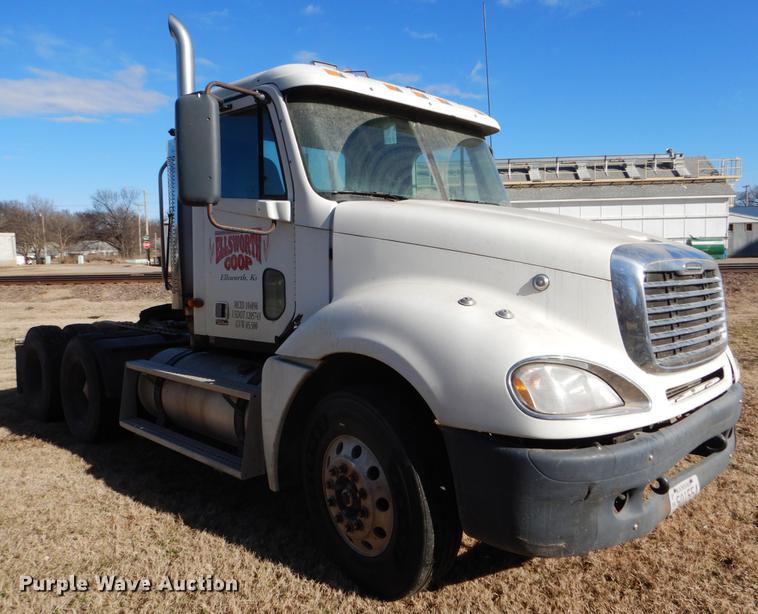 image for item FH9005 2003 Freightliner Columbia semi truck