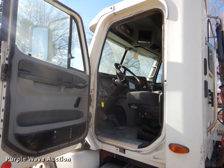 image for item FH9005 2003 Freightliner Columbia semi truck