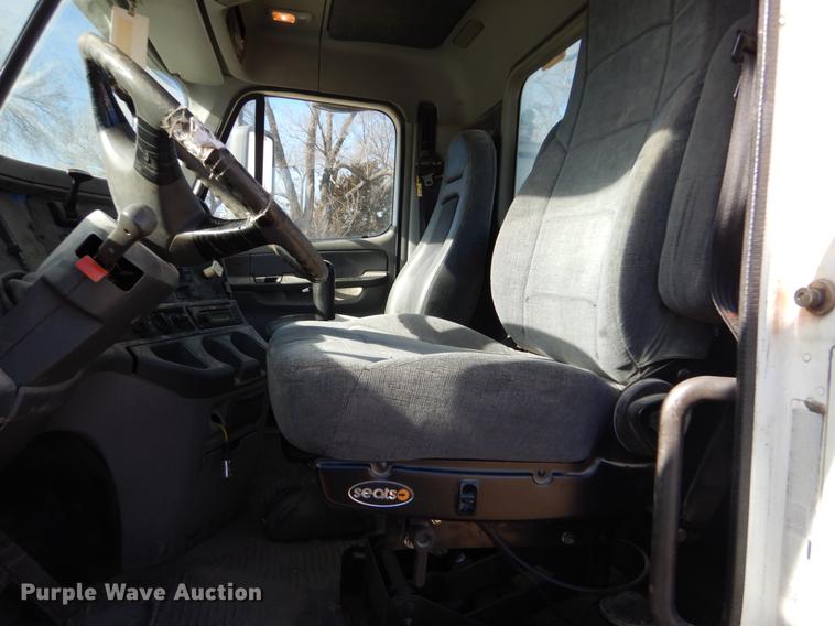 image for item FH9005 2003 Freightliner Columbia semi truck