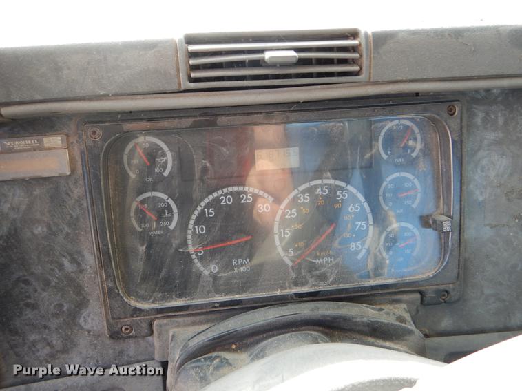 image for item FH9005 2003 Freightliner Columbia semi truck