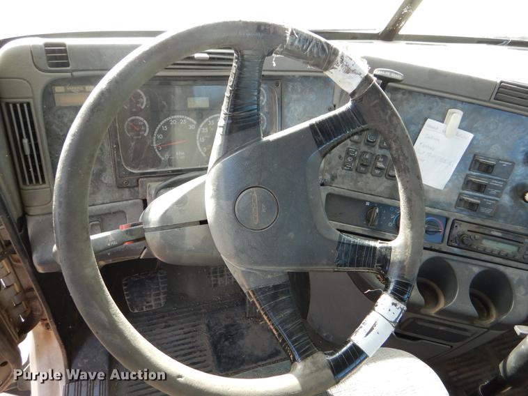 image for item FH9005 2003 Freightliner Columbia semi truck