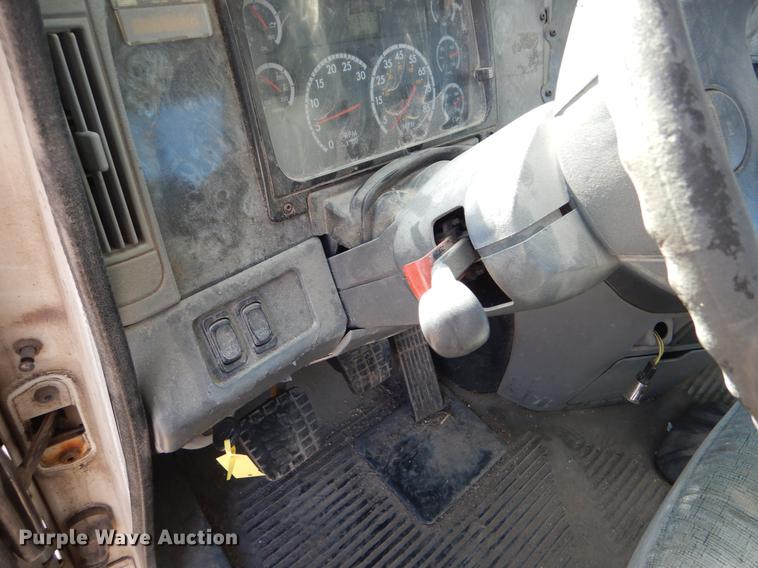 image for item FH9005 2003 Freightliner Columbia semi truck