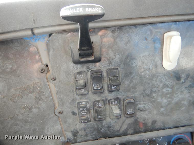 image for item FH9005 2003 Freightliner Columbia semi truck