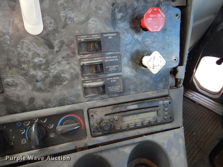 image for item FH9005 2003 Freightliner Columbia semi truck